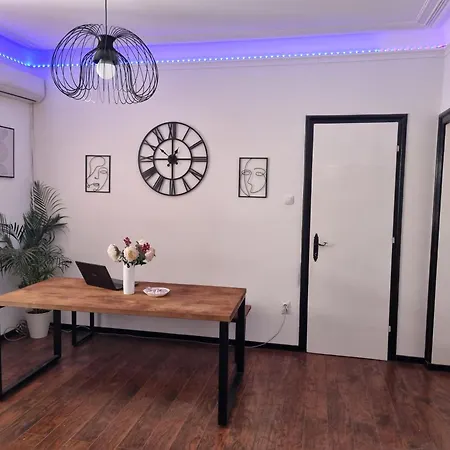 Auberge de jeunesse Downtown And *